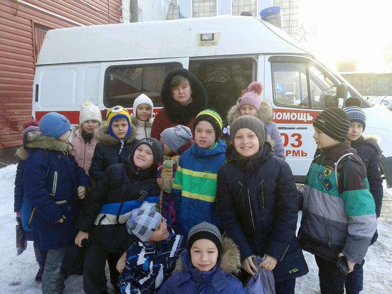 Школьники на экскурсии в скорой помощи